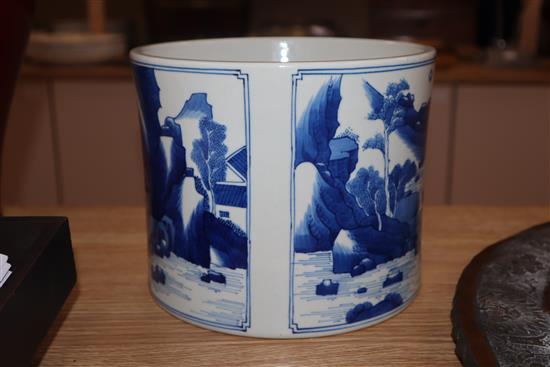 A Chinese blue and white brush pot height 16cm